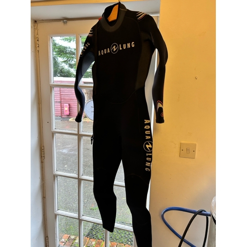 8 - AQUALUNG WETSUIT