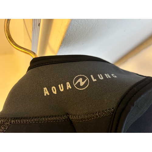 8 - AQUALUNG WETSUIT