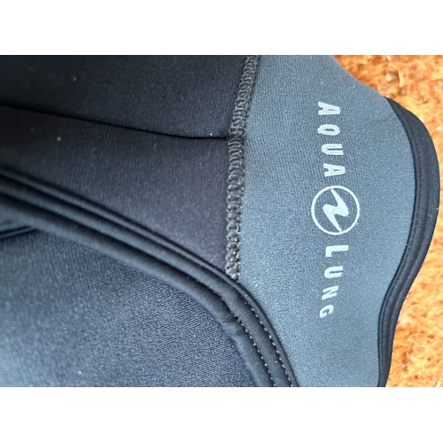 8 - AQUALUNG WETSUIT