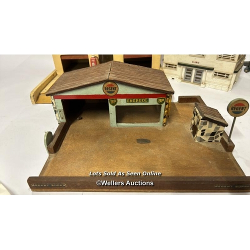 30 - Two vintage wooden garage models and a plastic clinic building / AN5