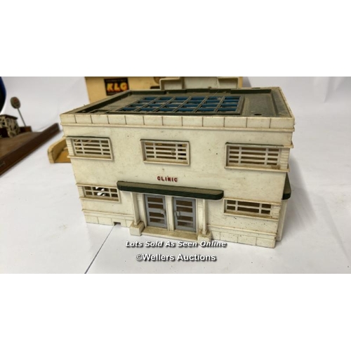 30 - Two vintage wooden garage models and a plastic clinic building / AN5