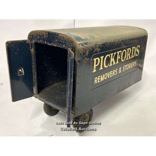 61 - Vintage metal Pickford's Removals trailer model and wooden Robyn promotional truck model / AN10