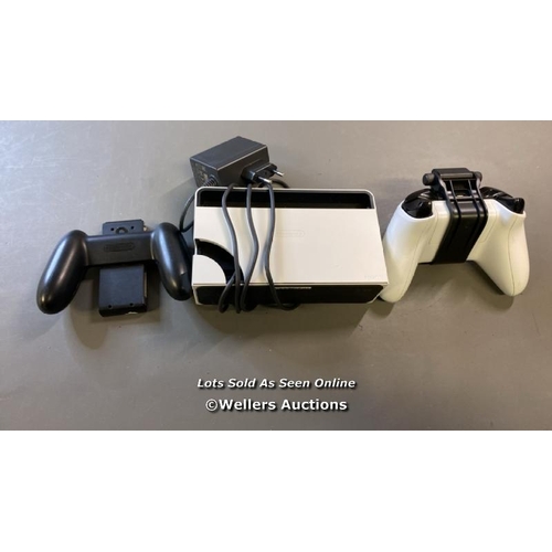 9668 - X1 XBOX CONTROLLER AND X1 NINTENDO SWITCH DOCK WITH CHARGER AND JOYCON CONFORT GRIP