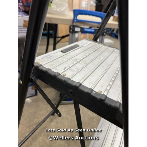 2109 - COSCO 3 TREAD FOLDING STEP STOOL / DAMAGED HINGE(SEE IMAGES) / SIGNS OF USE / P7