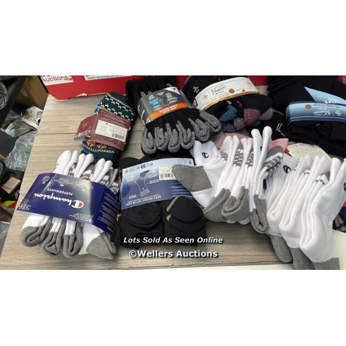 3076 - BAG OF NEW MIXED SOCKS INCL. KIRKLAND SIGNATURE & PENGUIN / G59