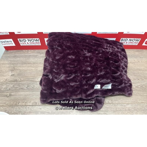 4710 - BERKSHIRE TEXTURED FAUX FUR THROW - 152 X 177 CM / MINIMAL SIGNS OF USE / A22