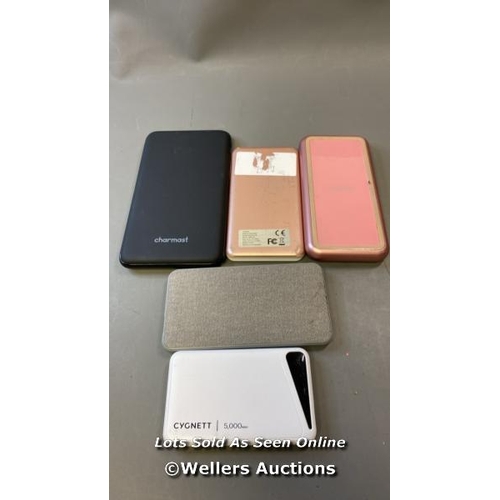 9570 - X5 POWER BANKS INCL. CHARMAST AND MOPHIE