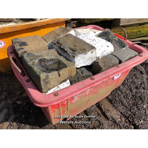 138 - QUANTITY OF STONE SETTS, VARIOUS SIZES, APPROX. 35CM L X 20CM W