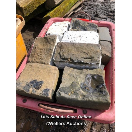 138 - QUANTITY OF STONE SETTS, VARIOUS SIZES, APPROX. 35CM L X 20CM W