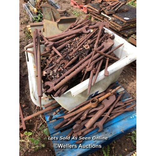 160 - LARGE QUANTITY OF RAILWAY PLATE LAYER SPANNERS AND ASSOCIATED PARTS