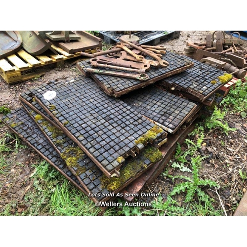 164 - 12X VARIOUS FLOORING SECTIONS, WOODEN INSERTS IN A CAST IRON FRAME