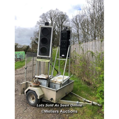 181 - SET OF PORTABLE TRAFFIC LIGHTS, INCL. 750KG SINGLE AXLE BOX TRAILER, DOM: 04/12, RAMP DIMENSIONS 134... 