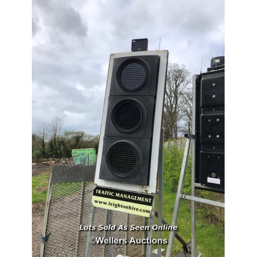 181 - SET OF PORTABLE TRAFFIC LIGHTS, INCL. 750KG SINGLE AXLE BOX TRAILER, DOM: 04/12, RAMP DIMENSIONS 134... 