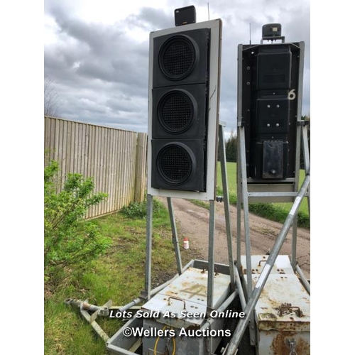 181 - SET OF PORTABLE TRAFFIC LIGHTS, INCL. 750KG SINGLE AXLE BOX TRAILER, DOM: 04/12, RAMP DIMENSIONS 134... 