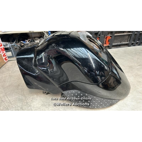 8195 - KAWASAKI ZX6R ZX636 2005 2006 C1H C6F BLACK FUEL PETROL TANK / T39