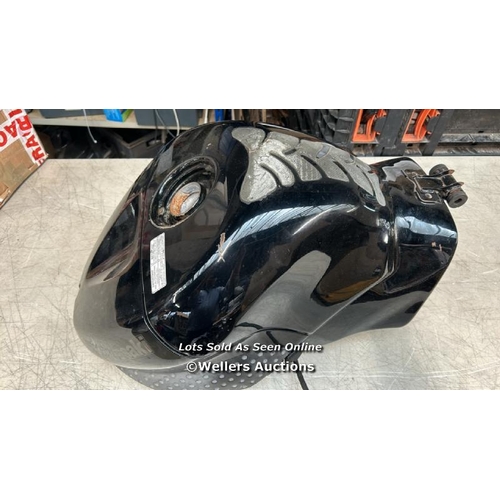 8195 - KAWASAKI ZX6R ZX636 2005 2006 C1H C6F BLACK FUEL PETROL TANK / T39