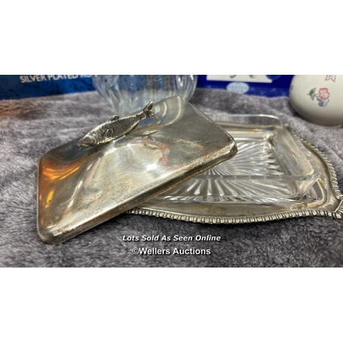 86 - Assorted items including boxed Boutique crystal dolphins, Clarendon crystal footed dish, H. Samuel r... 