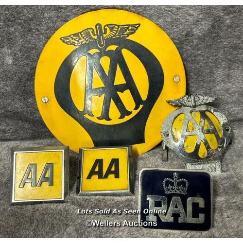 117 - Enamel AA sign 20.5cm diameter, AA car badge no. 0Y45035, two square AA badges and one RAC badge / A... 