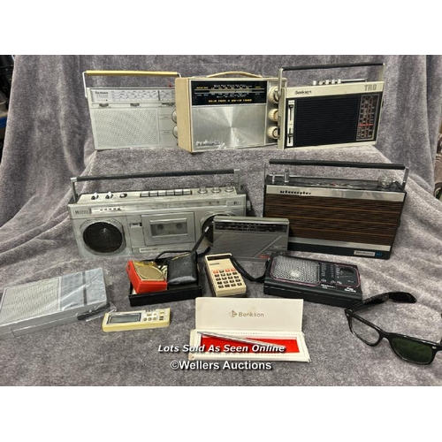 246 - Assorted unboxed vintage electricals including Benkson radios, Aero 6 transister, Dixons radio, Benk... 