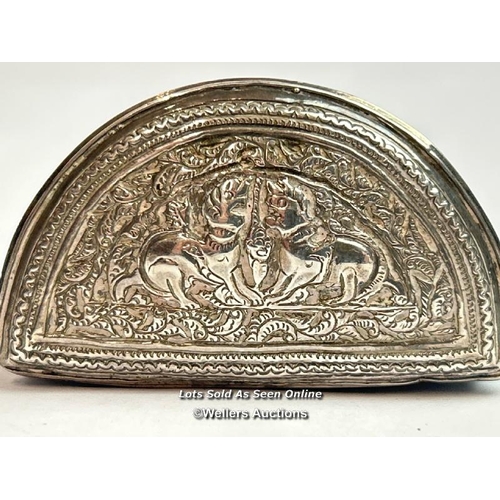 320 - Indian white metal ornate snuff box, 6cm wide, 48g / SF