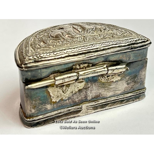 320 - Indian white metal ornate snuff box, 6cm wide, 48g / SF