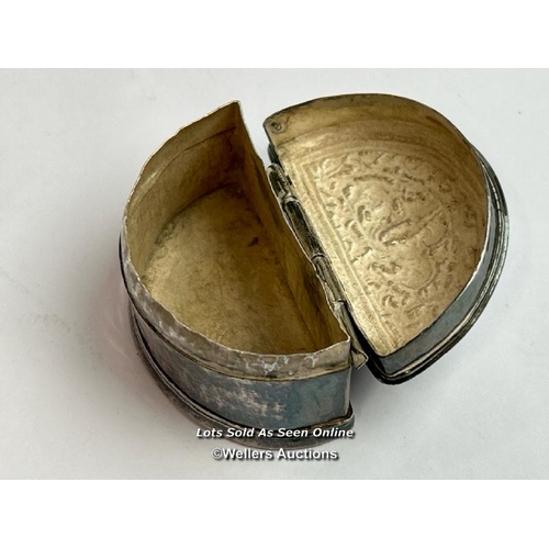 320 - Indian white metal ornate snuff box, 6cm wide, 48g / SF