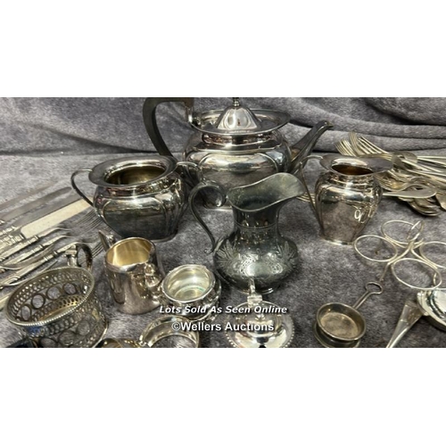 276 - Large collection of silver plate including cuttlery / AN42