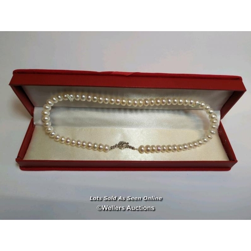 354 - A freshwater cultured pearl necklace on base metal clasp / SF