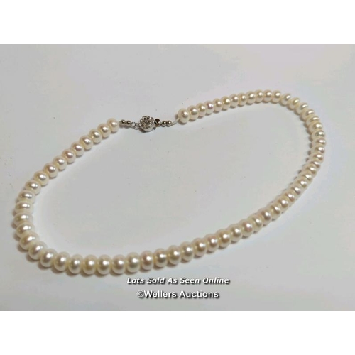 354 - A freshwater cultured pearl necklace on base metal clasp / SF