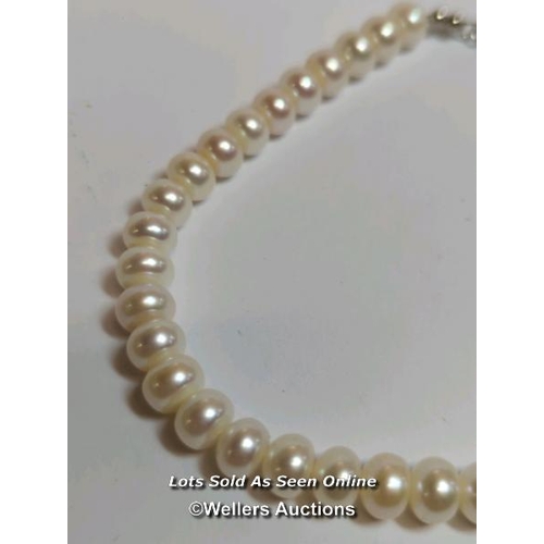 354 - A freshwater cultured pearl necklace on base metal clasp / SF