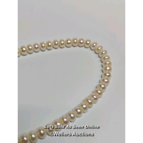 354 - A freshwater cultured pearl necklace on base metal clasp / SF