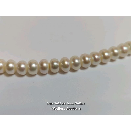 354 - A freshwater cultured pearl necklace on base metal clasp / SF