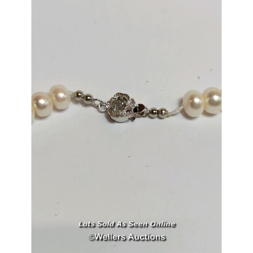 354 - A freshwater cultured pearl necklace on base metal clasp / SF