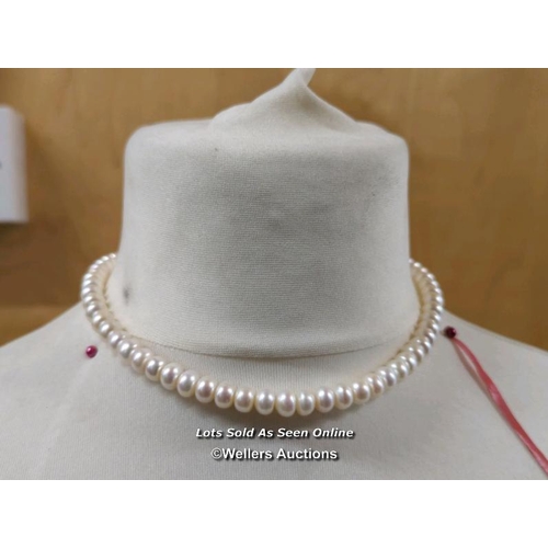 354 - A freshwater cultured pearl necklace on base metal clasp / SF