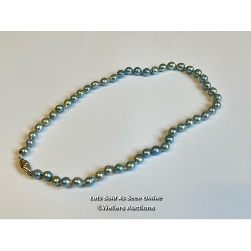 358 - A single row of 6.5 - 7mm baroque cultured pearls of blue stone on a silver clasp / SF