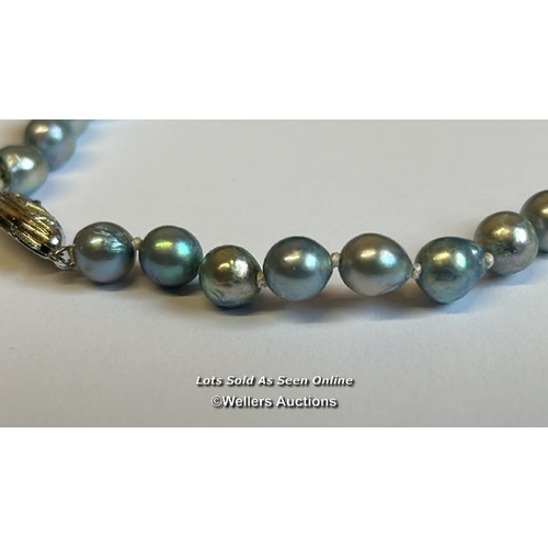 358 - A single row of 6.5 - 7mm baroque cultured pearls of blue stone on a silver clasp / SF