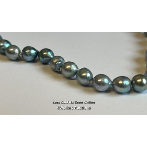 358 - A single row of 6.5 - 7mm baroque cultured pearls of blue stone on a silver clasp / SF