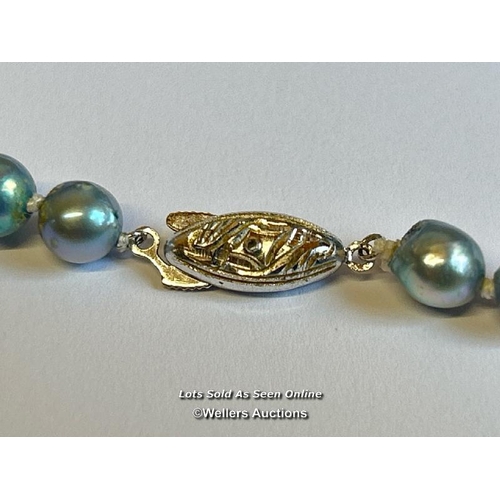 358 - A single row of 6.5 - 7mm baroque cultured pearls of blue stone on a silver clasp / SF