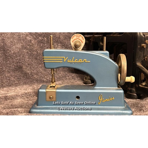 197 - Vintage Underwood typewriter and Vulcan mini sewing machine / AN25