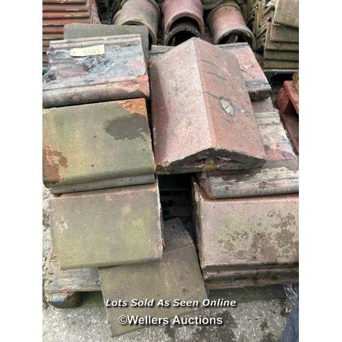 1013 - APPROX X14 SMALL, 30CM (W) X 30CM (L) AND APPROX X10 LARGE, 32CM (W) X 46CM (L) TRIANGULAR ROOF TILE... 