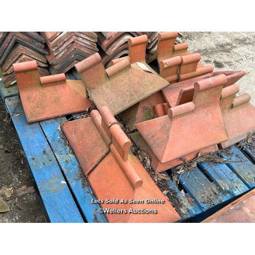 1021 - APPROX X12 DECORATIVE ANGLED RIDGE TILES, 25CM (W) X 32CM (L)