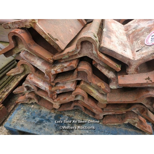 1051 - APPROX X40 ROLL TOP RED RIDGE ROOF TILES, 50CM (L)