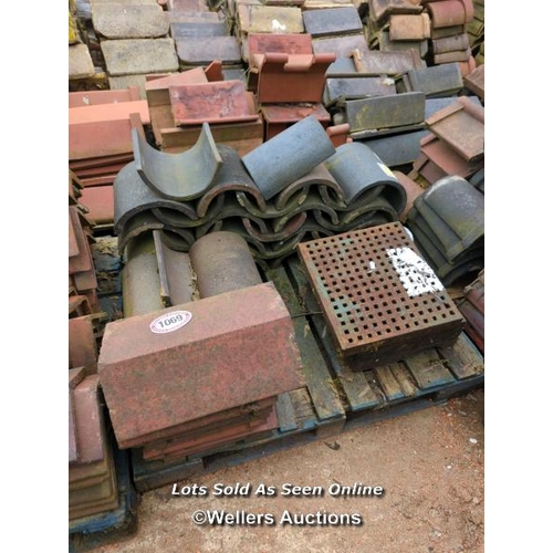 1069 - APPROX X40 ASSORTED ANGLED AND HALF ROUND ROOF TILES, WITH X4 CAST IRON GRATES