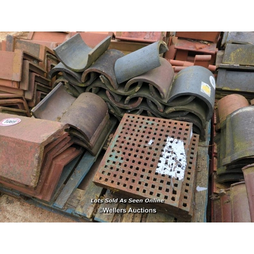 1069 - APPROX X40 ASSORTED ANGLED AND HALF ROUND ROOF TILES, WITH X4 CAST IRON GRATES