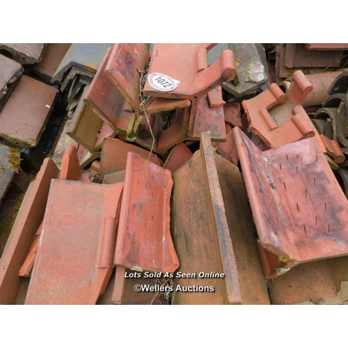 1072 - APPROX X8 DECORATIVE ROOF TILES