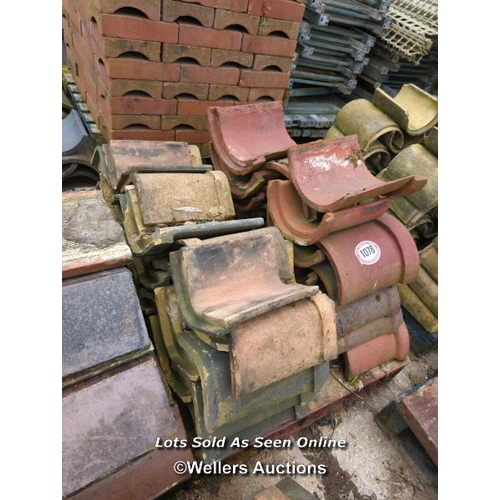 1078 - APPROX X20 RIDGE ROOF TILES AND APPROX X25 HALF ROUND ROOF TILES