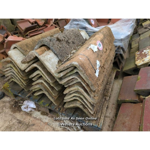 1080 - APPROX X30 CONCRETE RIDGE ROOF TILES, 93CM (L)