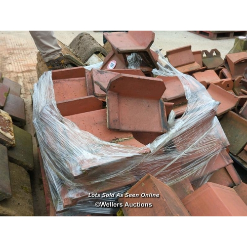 1081 - APPROX X50 ANGLED ROOF TILES, 34CM (L)