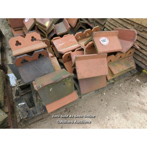 1087 - APPROX X20 ASSORTED DECORATIVE RED RIDGE ROOF TILES