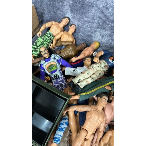 1 - A very large quantity of mainly modern Action Man and G.I Joe figures, clothing and accessories / AN... 